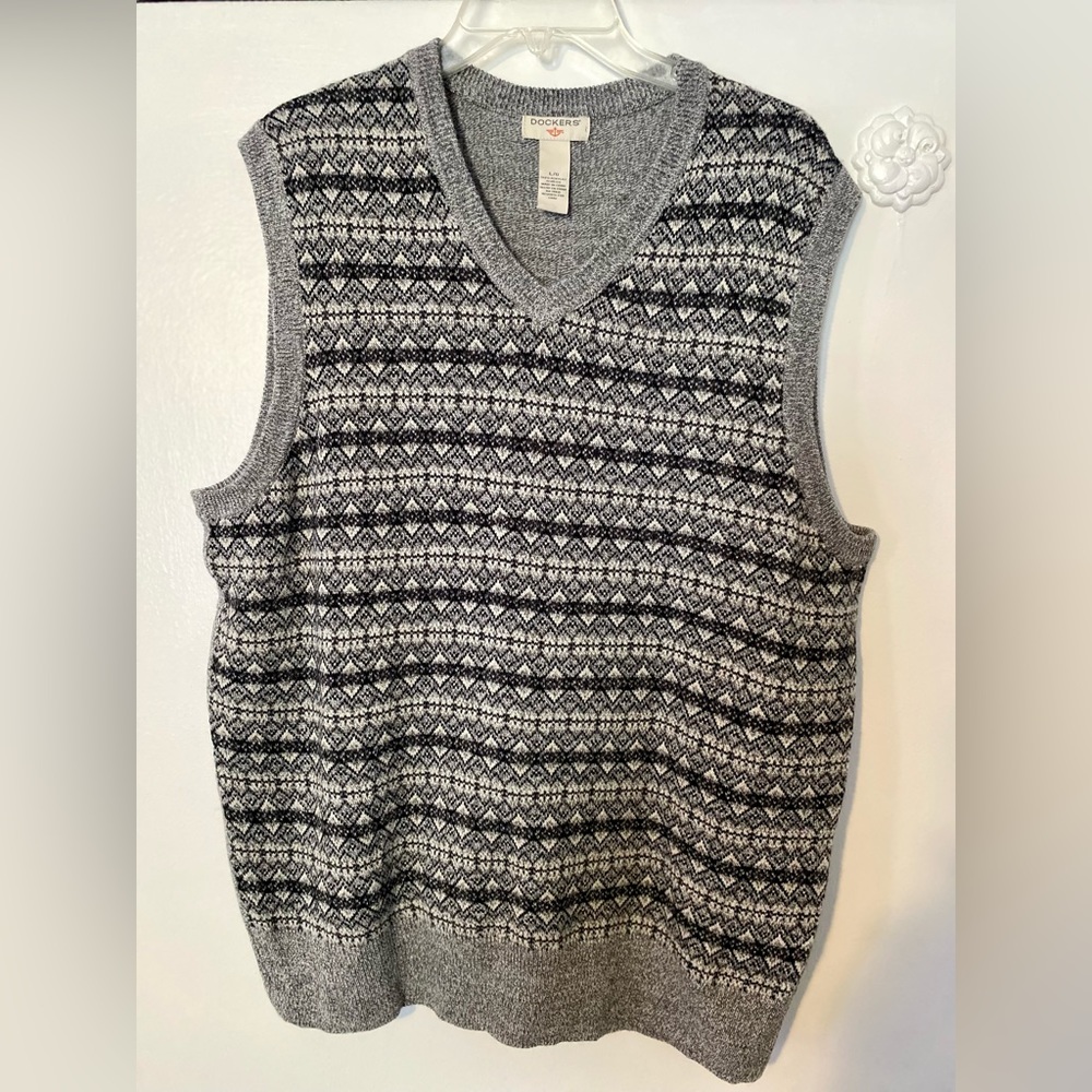 Men’s Dockers brand sweater vest size large, 100% acrylic great condition.